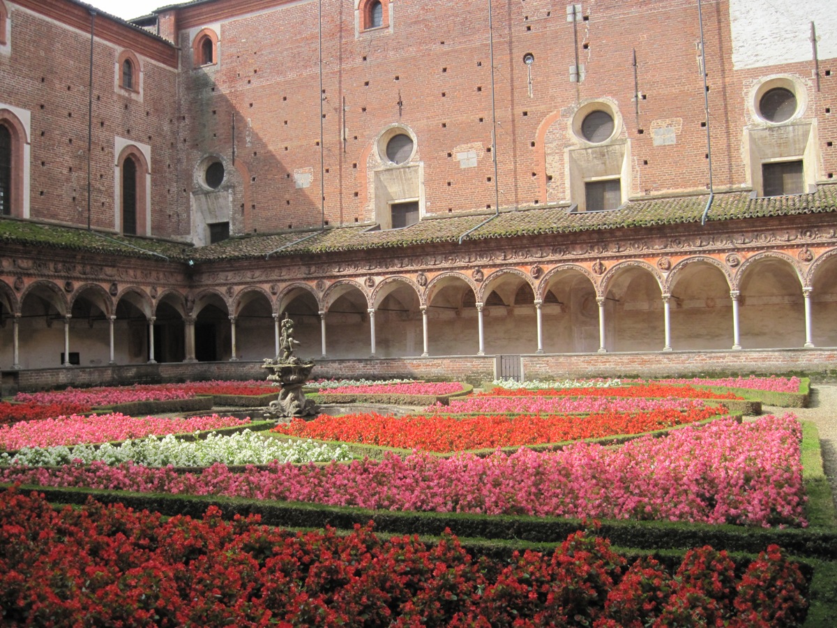 12- Pavia- Il chiostro con il giardino fiorito e la fontana